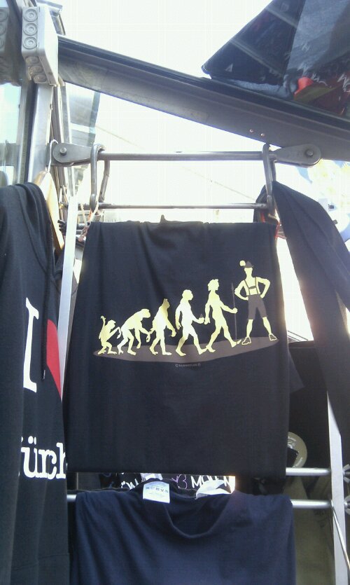 Der Bayer an sich hat ja kein Problem mit dem Selbstbewusstsein Erstaunlich, welche Devotionalien mitten in München auf dem Marienplatz als nettes Souvenir käuflich zu erstehen sind. Das bittere dabei ist, solche T-Shirt werden von begeisterten Münchentouristen im Outback Australien,...