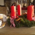 Advent am Tegernsee Dieses Prachtexemplar von Adventskranz haben wir gerade faszinierend preiswert während eines Spaziergangs am Tegernsee bei einem kirchlichen Adventsverkauf käuflich erstanden. Er wurde sozusagen von glücklichen Landfrauen gebunden. Ich bin sicher,...