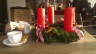 Advent am Tegernsee Dieses Prachtexemplar von Adventskranz haben wir gerade faszinierend preiswert während eines Spaziergangs am Tegernsee bei einem kirchlichen Adventsverkauf käuflich erstanden. Er wurde sozusagen von glücklichen Landfrauen gebunden. Ich bin sicher,...
