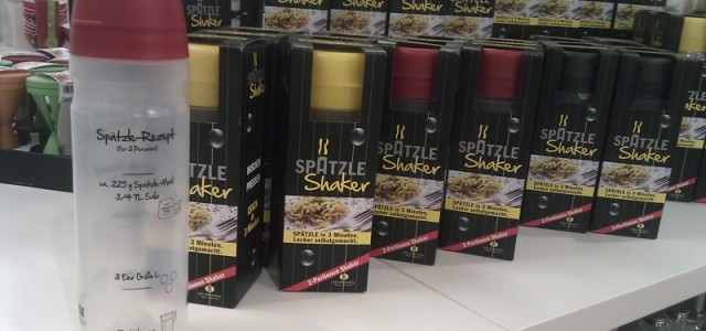 In unserer konsumgetriebenen Welt gibt es viele Dinge, welche die Menschheit nicht braucht, so auch das innovative Produkt des Spätzle Shakers. Er gehört zu den Dingen, die man kauft, um sie dann nach ein- bis zweimaligen Nutzen in die dunkelsten Katakomben eines vergessenen Küchenschrankes zu verbannen.
