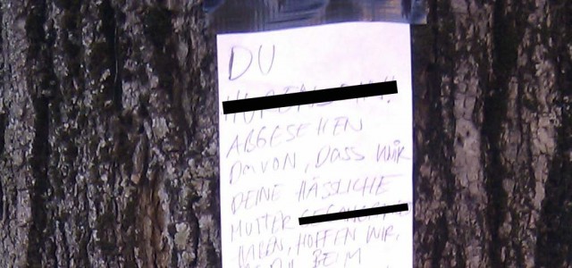 Ein aufälliger Aushng am Gärtnerplatz stellt sich beim nähren Hinschauen als faszinierende Demonstration von Fäkalsprache heraus. Chapeu!